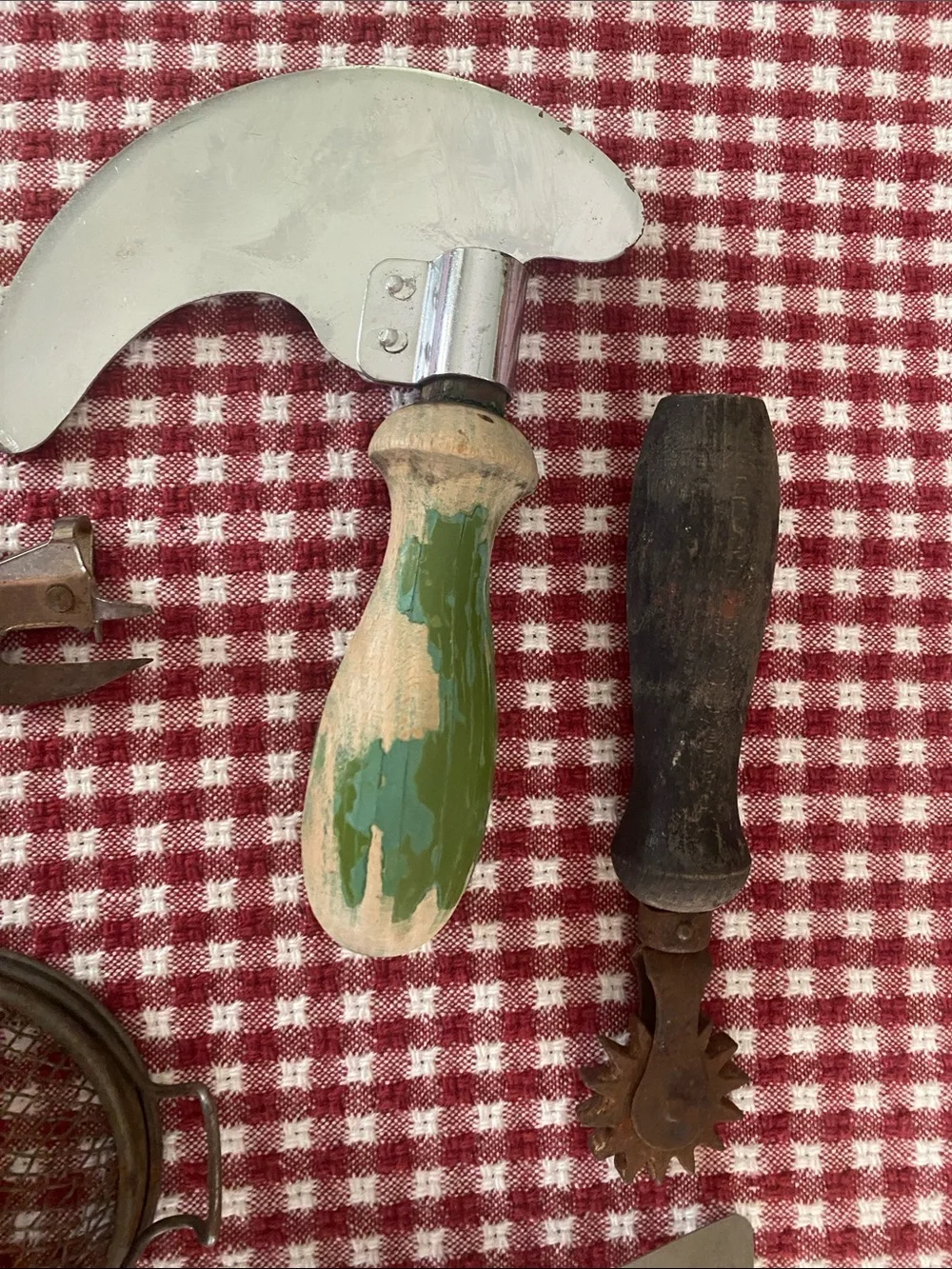 Vintage Mixed-Color Kitchen Utensil 8 piece Set - Assorted Colors